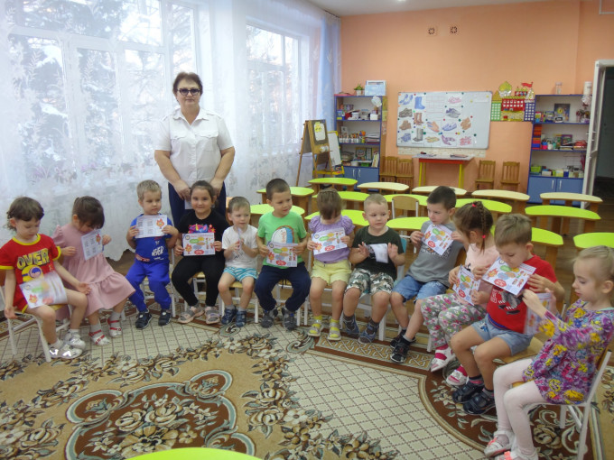 Занятие воспитанников группы «Непоседы» с инструктором ПЧ-232 «Безопасная елочка. Как вести себя при пожаре». Занятие воспитанников группы «Непоседы» с инструктором ПЧ-232 «Безопасная елочка. Как вести себя при пожаре».